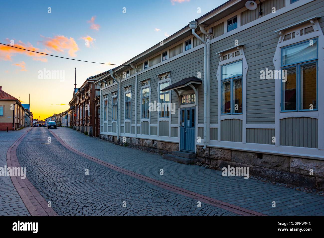 Vue sur les bâtiments en bois au coucher du soleil dans le quartier Vanha Rauma de Rauma en Finlande. Banque D'Images