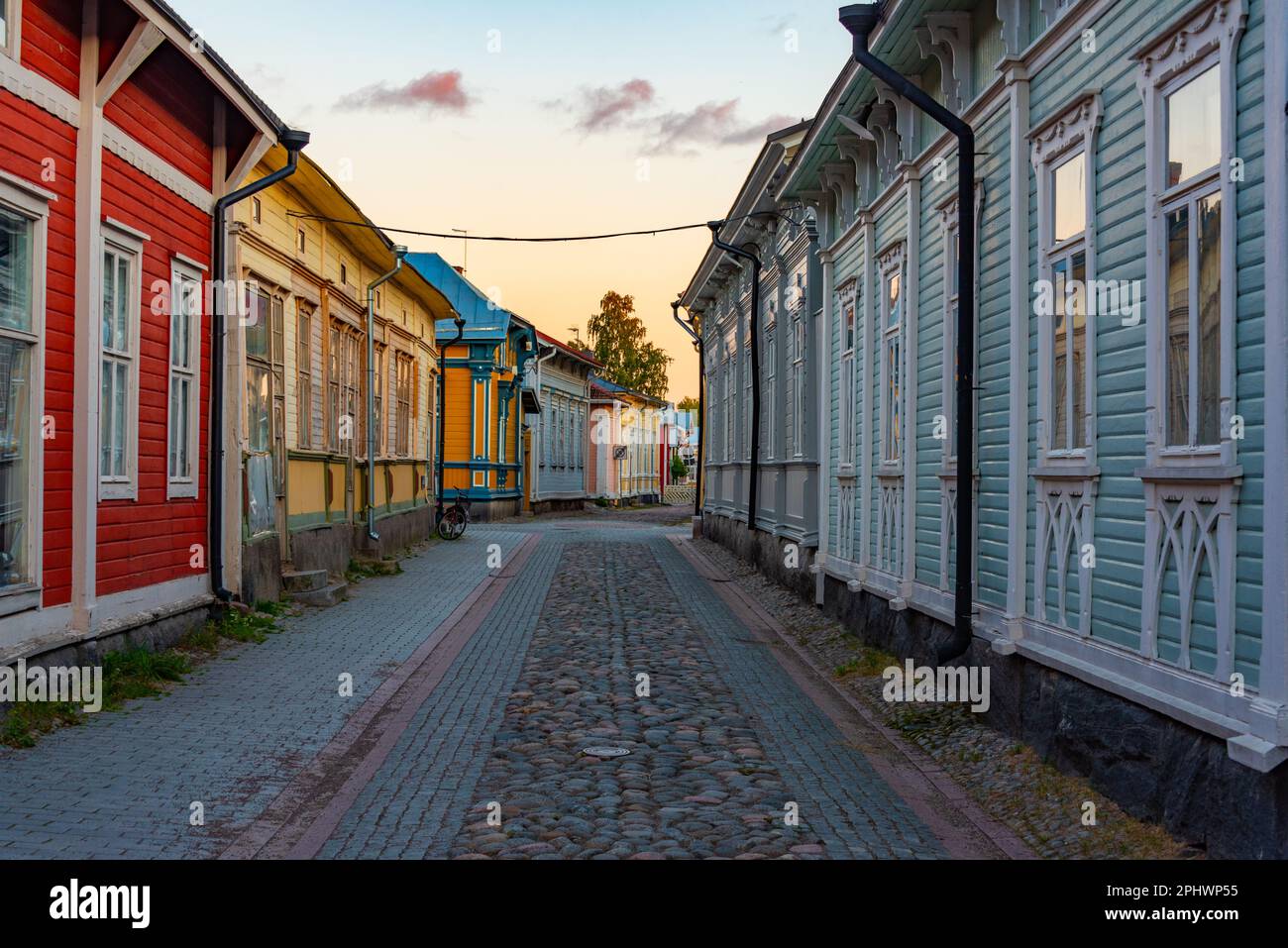 Vue sur les bâtiments en bois au coucher du soleil dans le quartier Vanha Rauma de Rauma en Finlande. Banque D'Images