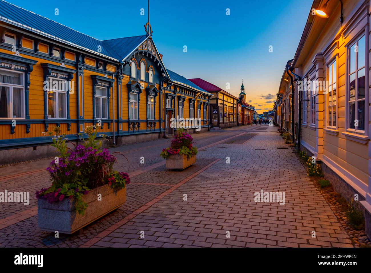 Vue sur les bâtiments en bois au coucher du soleil dans le quartier Vanha Rauma de Rauma en Finlande. Banque D'Images