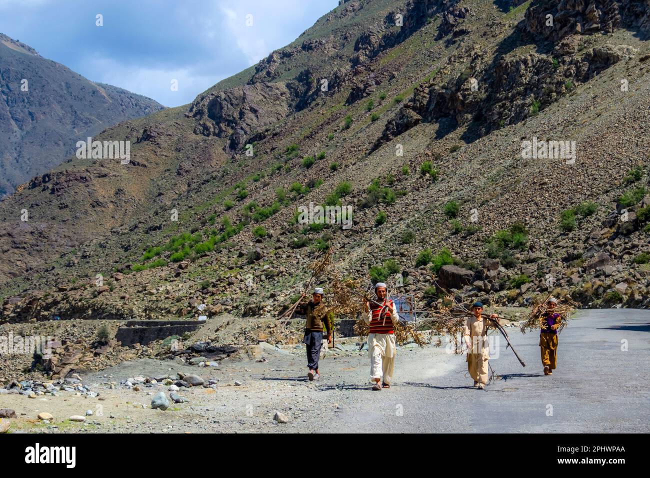 des gens de montagne collectent du bois pour l'hiver à gilgit battistan Banque D'Images