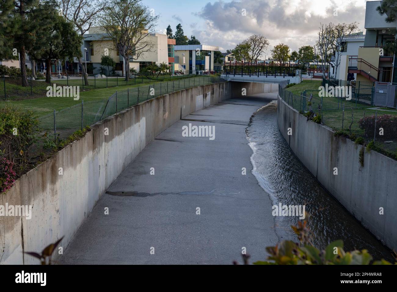 Los Angeles, Californie, États-Unis. 29th mars 2023. Un déversoir dévie l'eau à Palms, DANS L'ouest DE LA LOUISIANE, après de fortes pluies le matin.la Californie du Sud a été touchée par une sécheresse de plusieurs années mais récemment, des pluies abondantes répétées depuis le mois ont provoqué des glissements de terrain et des inondations dans tout l'État, ainsi qu'un réapprovisionnement des sources d'eau souterraine. Environnement, réchauffement de la planète, changement climatique, crise climatique. (Credit image: © Taidgh Barron/ZUMA Press Wire) USAGE ÉDITORIAL SEULEMENT! Non destiné À un usage commercial ! Banque D'Images