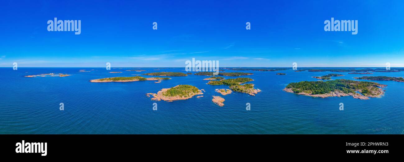 Îlots Rocheuses formant l'archipel des Aland en Finlande. Banque D'Images