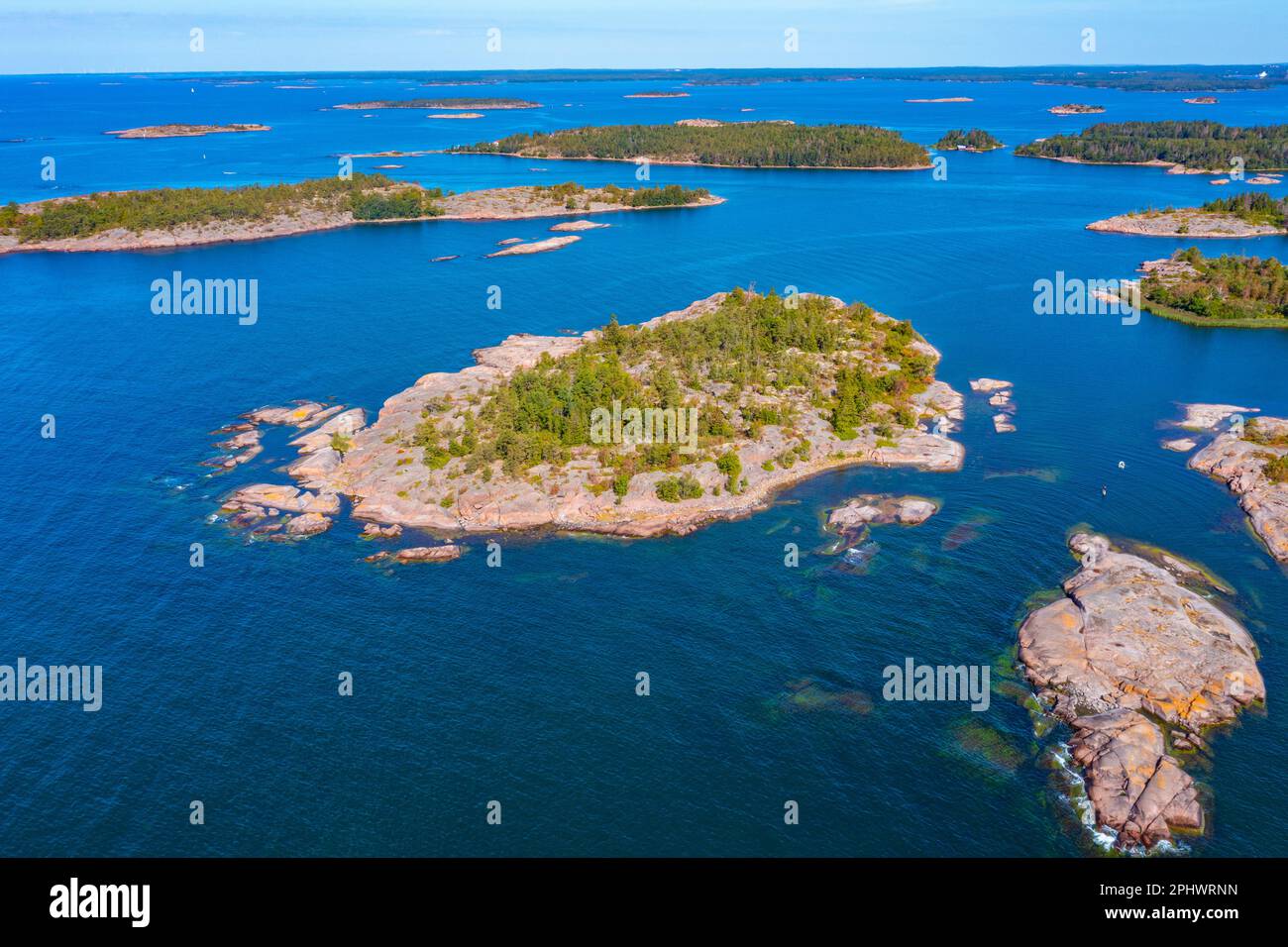 Îlots Rocheuses formant l'archipel des Aland en Finlande. Banque D'Images