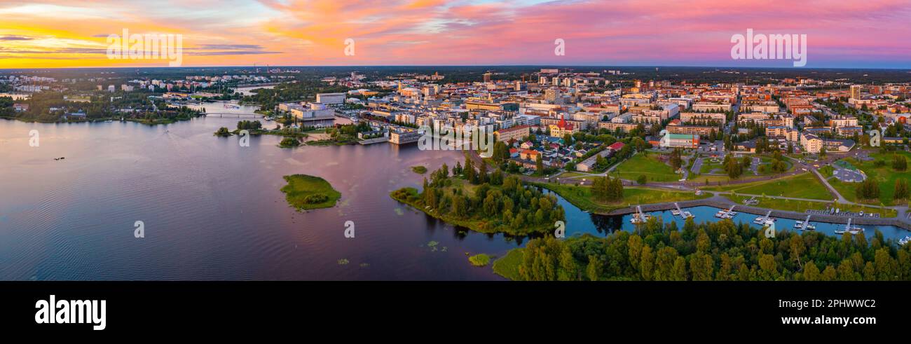 Vue panoramique sur la ville finlandaise d'Oulu au coucher du soleil. Banque D'Images