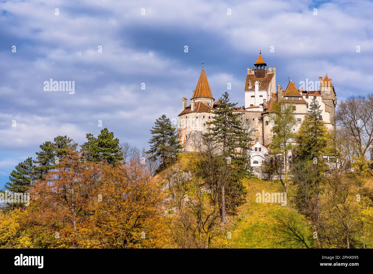 Vue panoramique sur le château de Bran en Transylvanie en Roumanie contre un ciel d'automne spectaculaire Banque D'Images