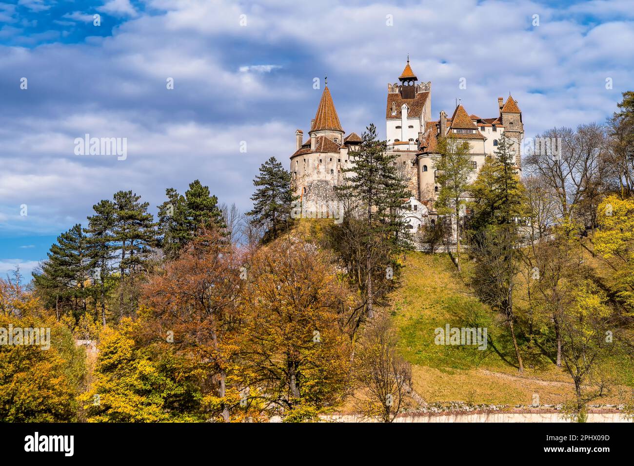 Vue panoramique du château de Bran en Roumanie alias le château de Dracula de Transylvanie dans les couleurs de l'automne contre le ciel dramatique Banque D'Images