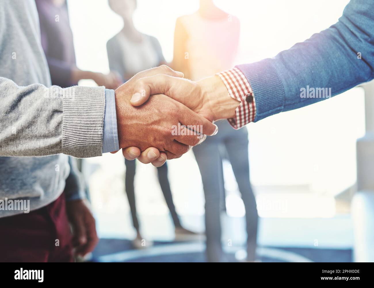 Conclusion d'un nouveau contrat commercial. Gros plan de deux hommes d'affaires qui se secouent la main. Banque D'Images