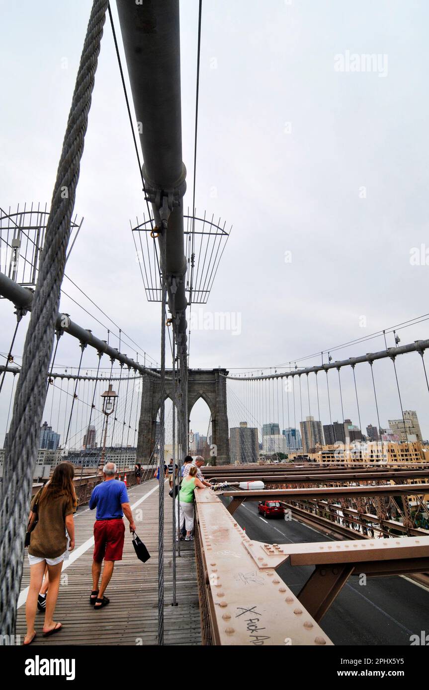 Promenade sur le légendaire pont de Brooklyn à New York, NY, États-Unis. Banque D'Images