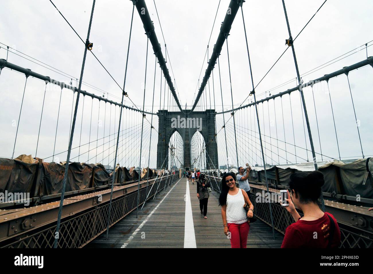 Promenade sur le légendaire pont de Brooklyn à New York, NY, États-Unis. Banque D'Images