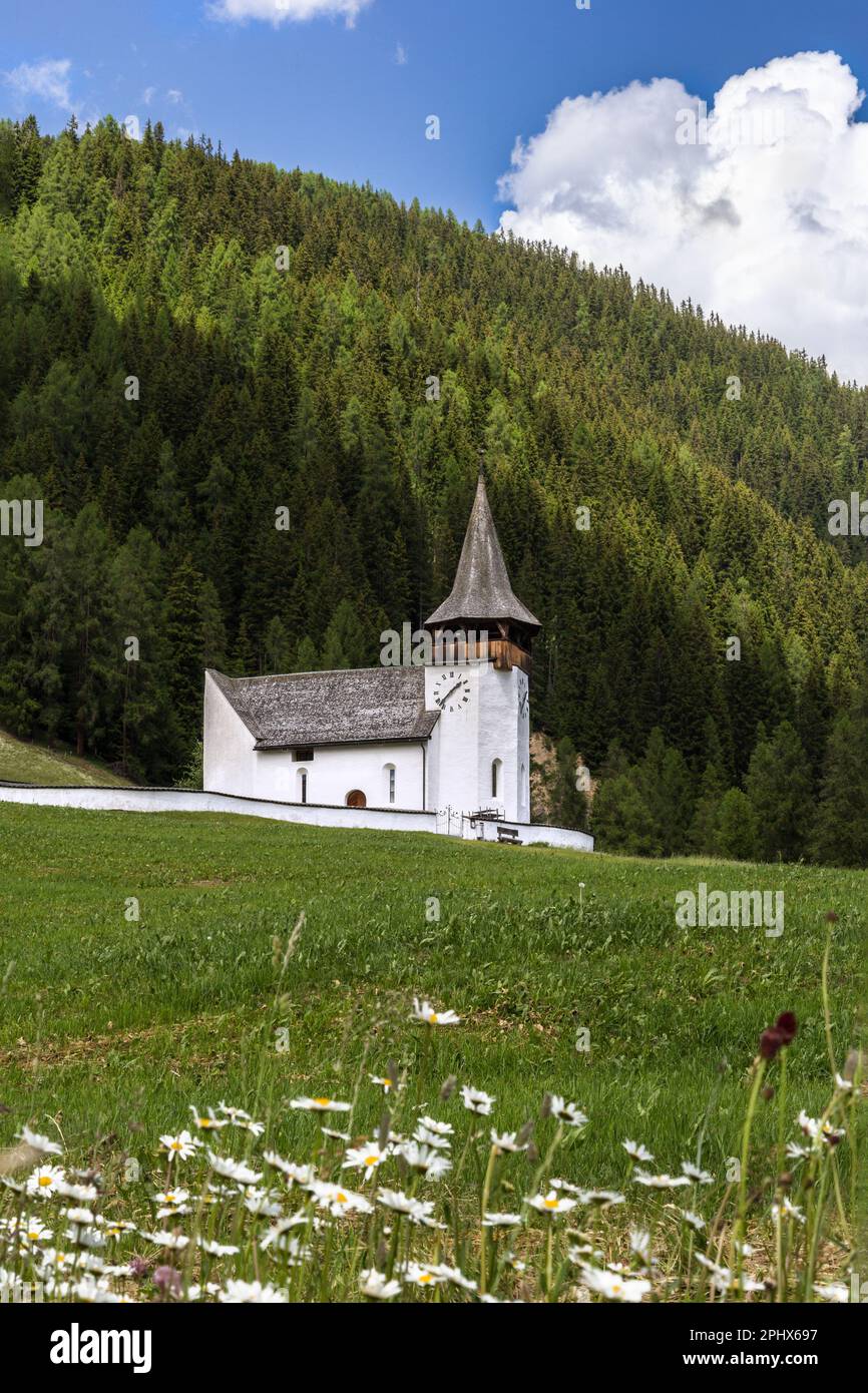 Église de la chère Dame, Frauenkirch sur la colline verdoyante, dans le quartier de Davos, Grisons, Suisse Banque D'Images