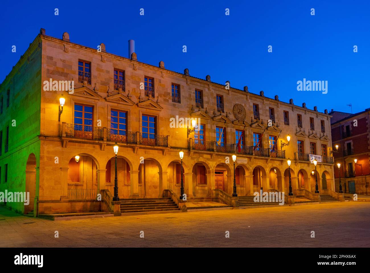 Vue nocturne de l'hôtel de ville de Soria en Espagne. Banque D'Images