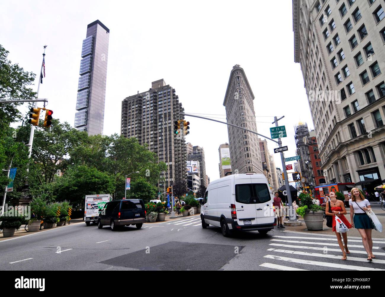 Piétons traversant Broadway Avenue à Manhattan, New York City, NY, USA. Banque D'Images