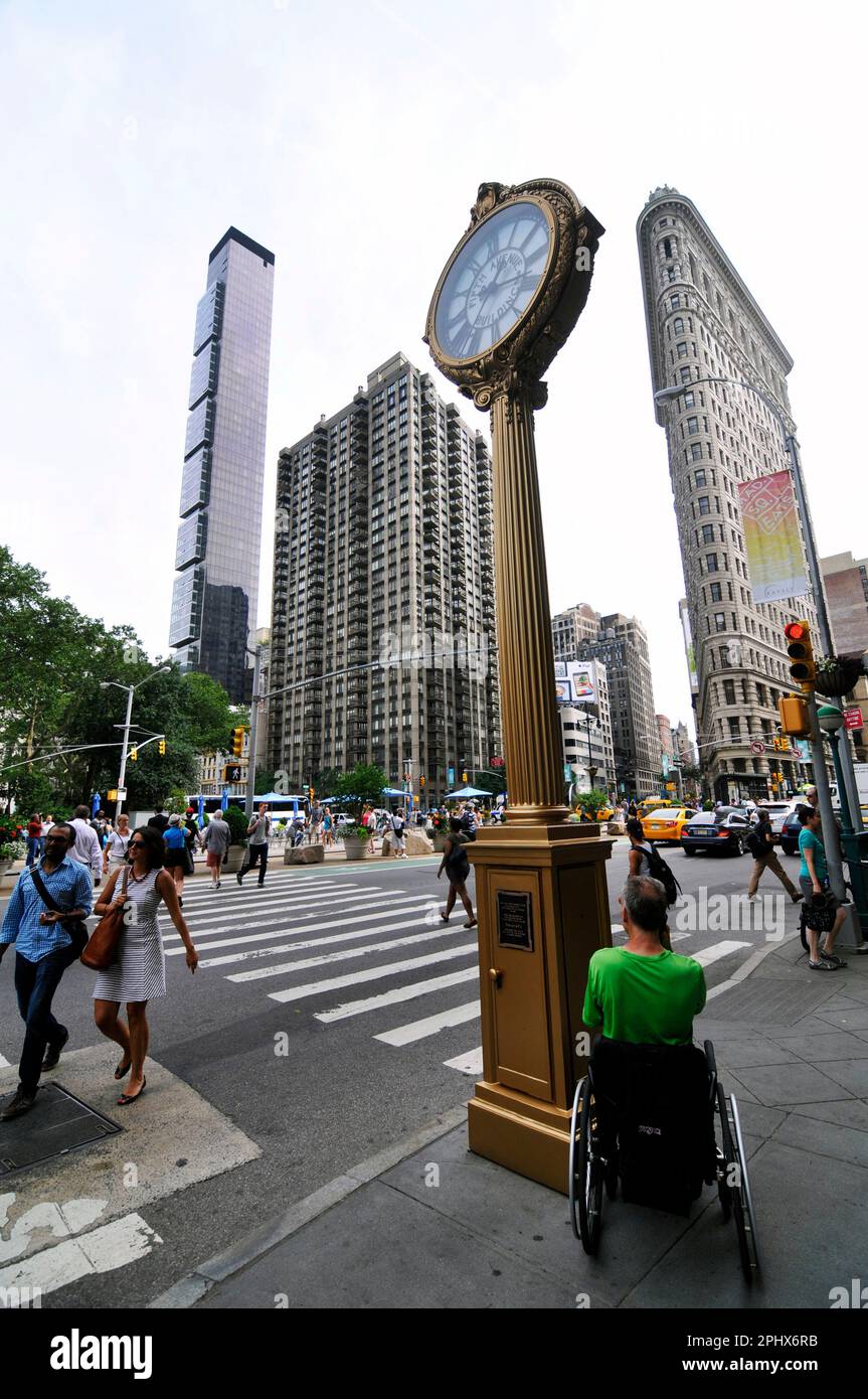 Piétons traversant la 5th Avenue près du bâtiment Flatiron à Manhattan, New York City, NY, USA. Banque D'Images