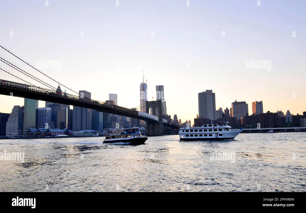 Vue sur l'East River, le pont de Brooklyn et Manhattan à New York, NY, USA. Banque D'Images