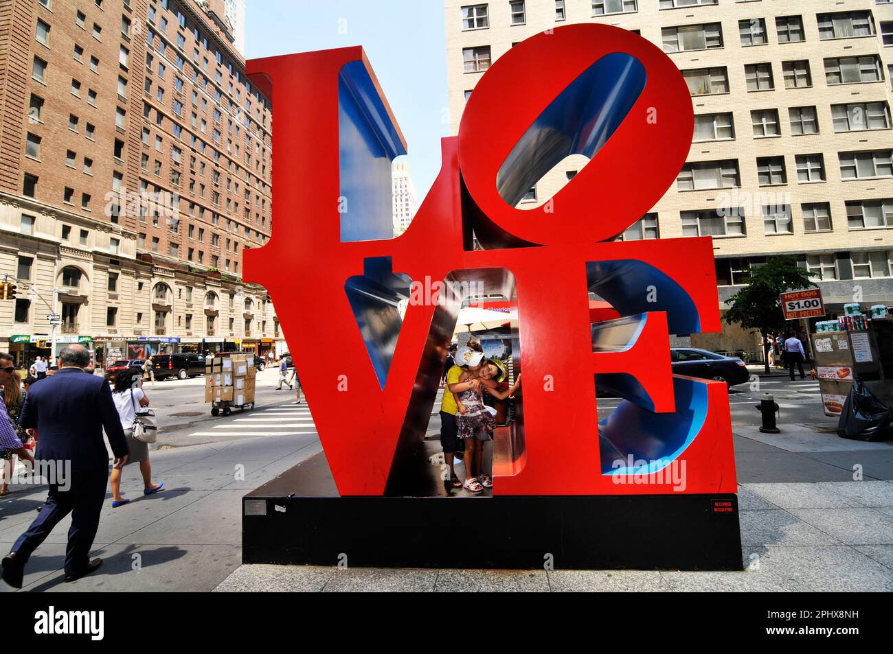 LOVE Sculpture Manhattan au coin de 55th et 6th Avenue à Manhattan, New York City, NY, USA. Banque D'Images