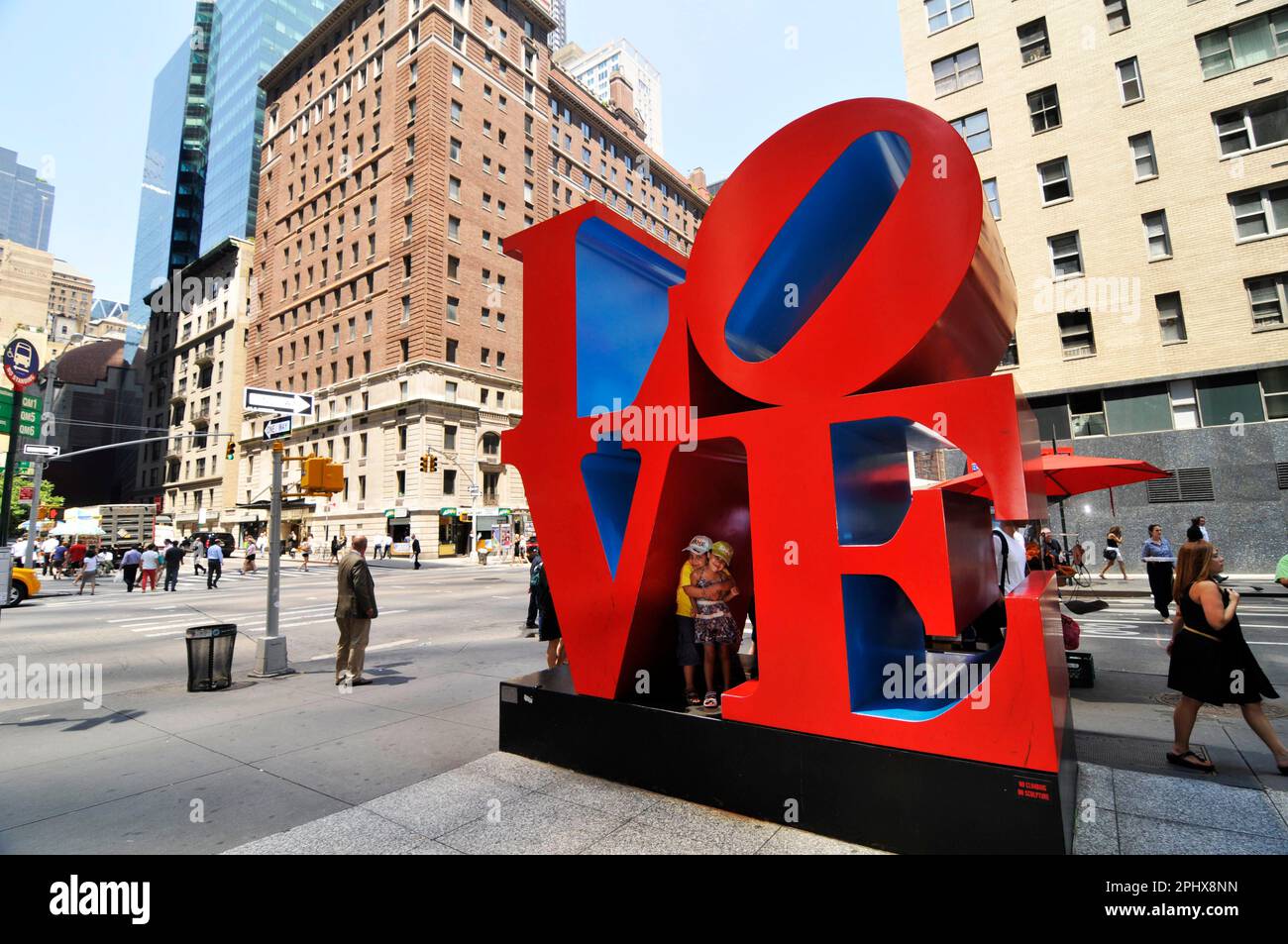 LOVE Sculpture Manhattan au coin de 55th et 6th Avenue à Manhattan, New York City, NY, USA. Banque D'Images