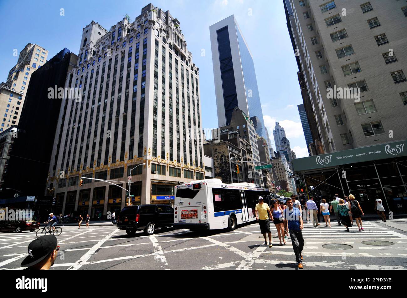 Piétons traversant la 6th Avenue à Manhattan, New York City, NY, USA. Banque D'Images
