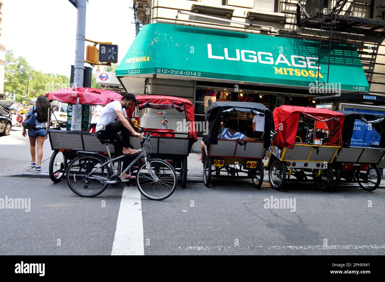 Tricycle rickshaws garés au coin de West 58th Street et 6th Ave. À Manhattan, New York City, États-Unis. Banque D'Images