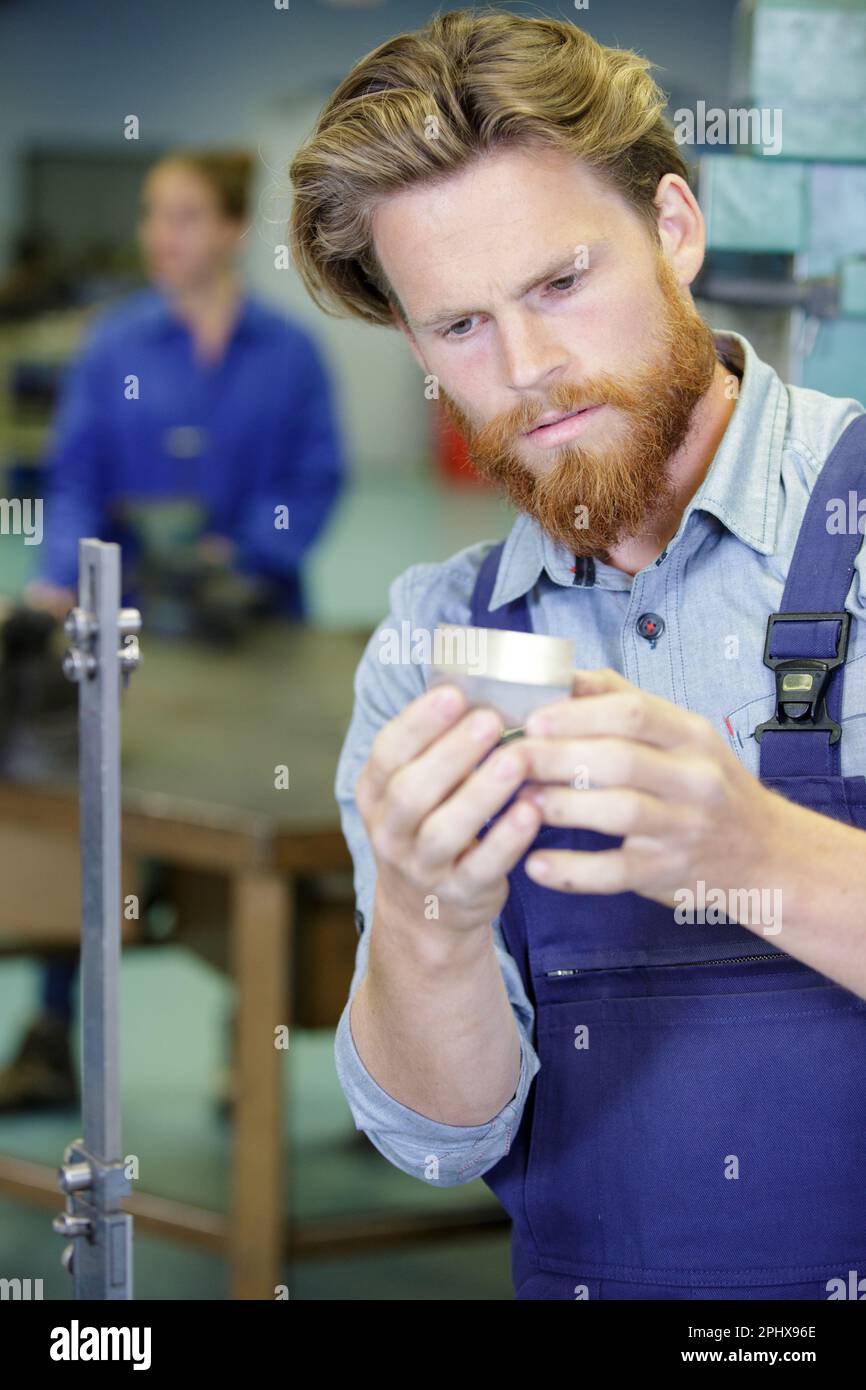 ingénieur étudiant le composant qu'il détient Banque D'Images