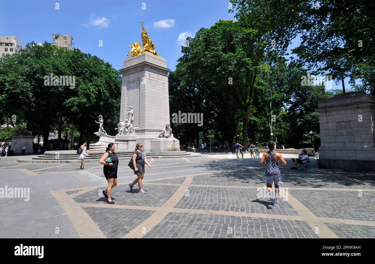 L'USS Maine National Monument à l'entrée sud de Central Park à Manhattan, New York City, NY, USA. Banque D'Images