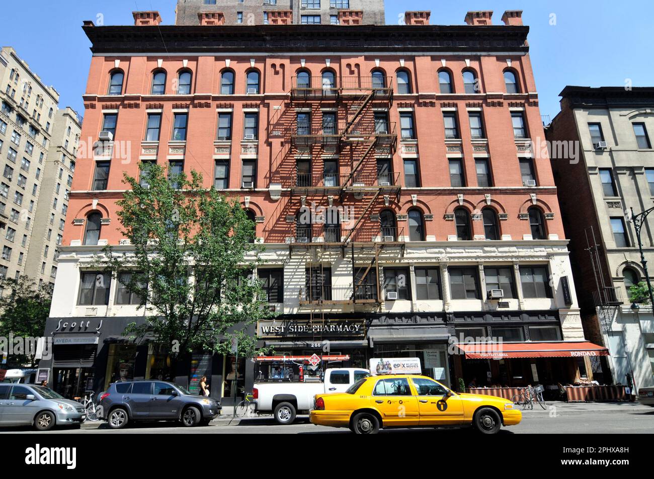 Un bel ancien bâtiment au coin de Columbus Ave. Et West 72nd Street dans l'Upper West Side de Manhattan, New York City, NY, USA. Banque D'Images