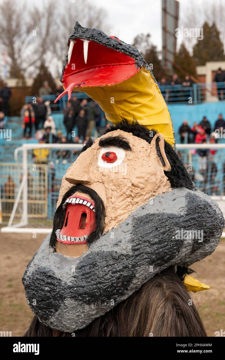 Cojoueur participant avec masque étrange au festival annuel d'hiver Simitlia à Simitli, Bulgarie, Europe de l'est, Balkans, UE Banque D'Images