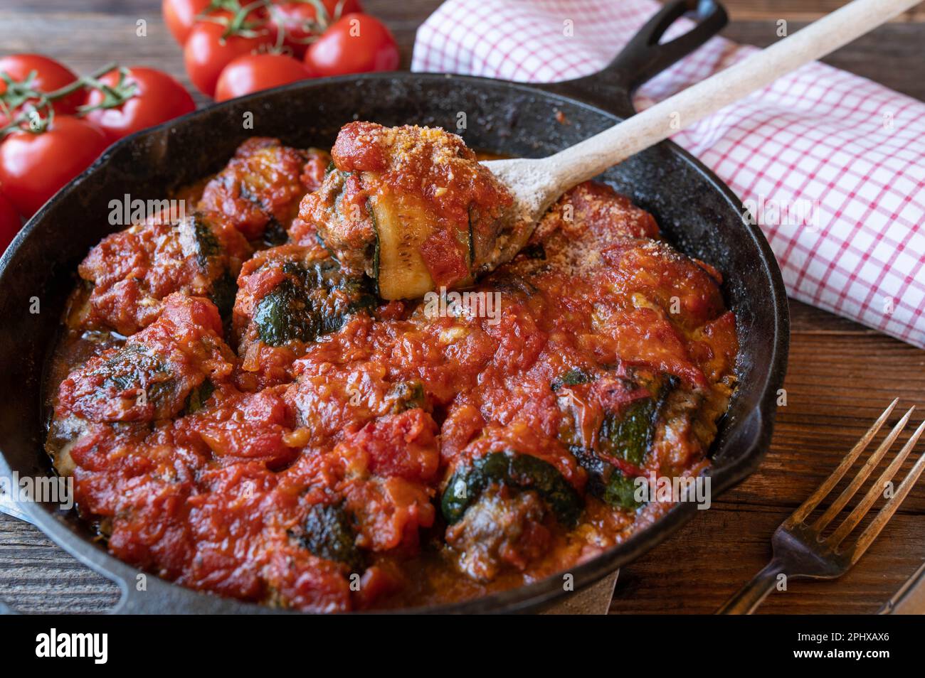 Courgettes farcies au bœuf haché dans une délicieuse sauce tomate. Roulades italiennes ou involutini Banque D'Images