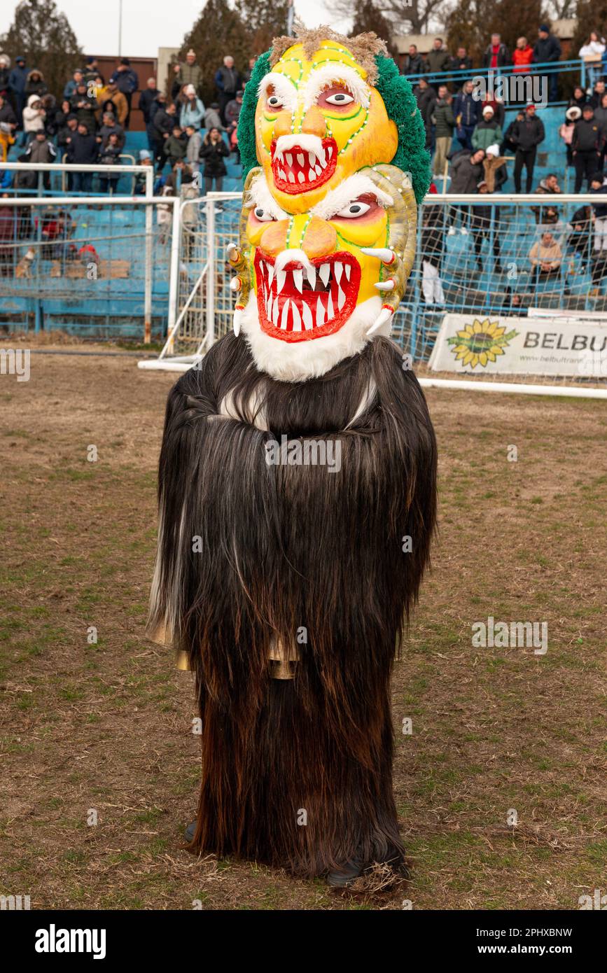 Mummer portant un masque et un costume bizarres au festival annuel d'hiver Simitlia à Simitli, Bulgarie, Europe de l'est, Balkans, UE Banque D'Images