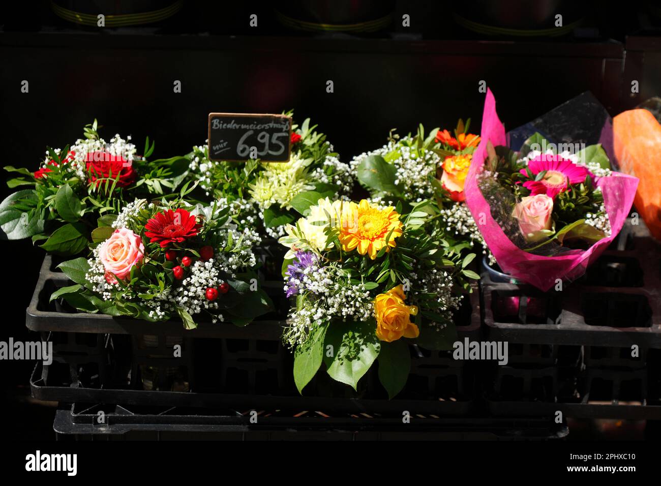 Bouquets de fleurs, bouquets colorés de fleurs sur un marché aux fleurs, Allemagne Banque D'Images
