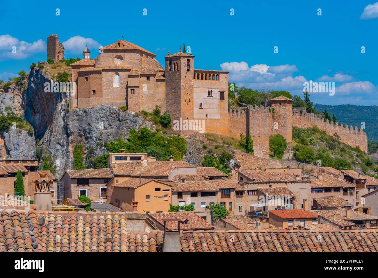 Vue panoramique sur le village d'Alquezar en Espagne. Banque D'Images