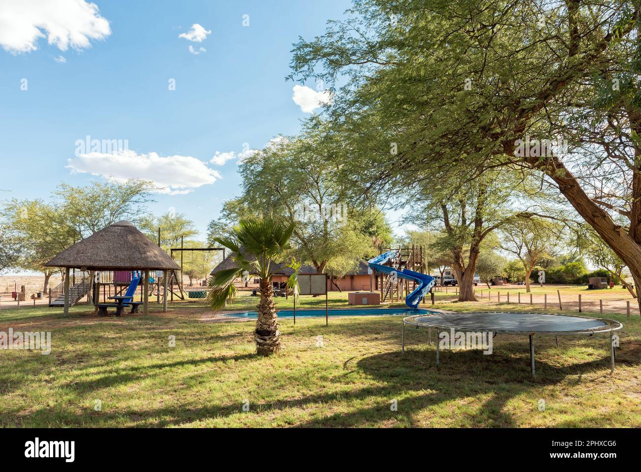 Upington, Afrique du Sud - 24 février 2023 : le site de camping du Kalahari Monate Lodge sur la route R360 au nord d'Upington dans la province du Cap Nord. Un jeu Banque D'Images