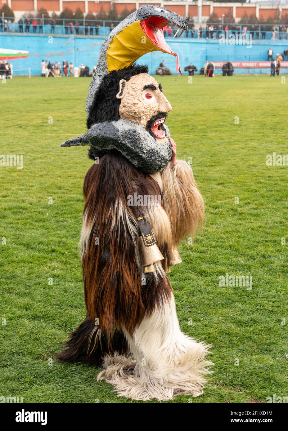 Mummer de Bulgarie centrale portant un masque étrange et un costume de chèvre lors du festival annuel d'hiver Simitlia à Simitli, Bulgarie, Balkans, UE Banque D'Images