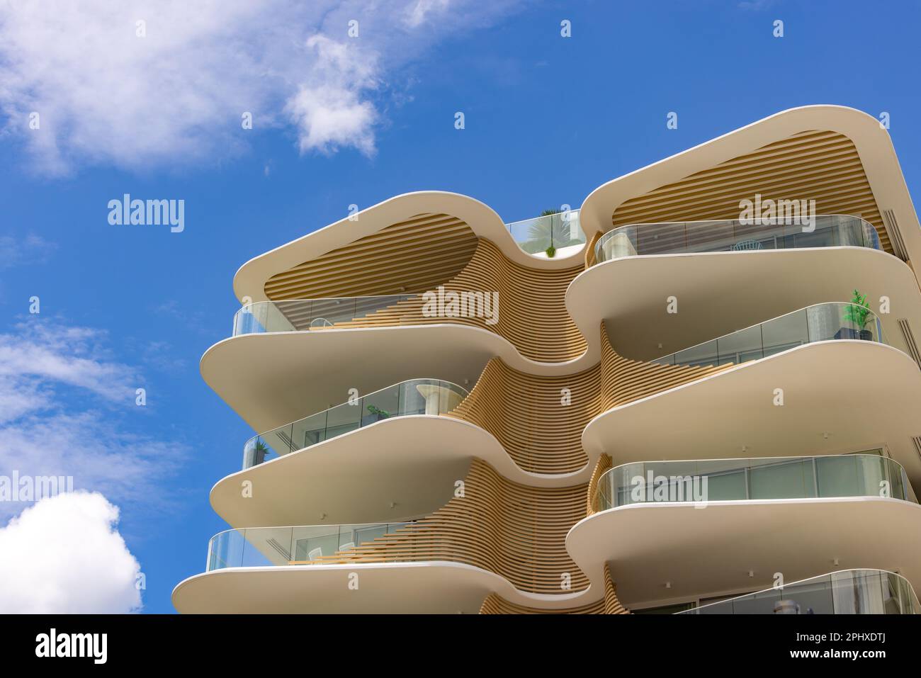 Architecture intéressante immeuble résidentiel. Motif vagues sur la côte de l'Australie, au bord de la mer Banque D'Images
