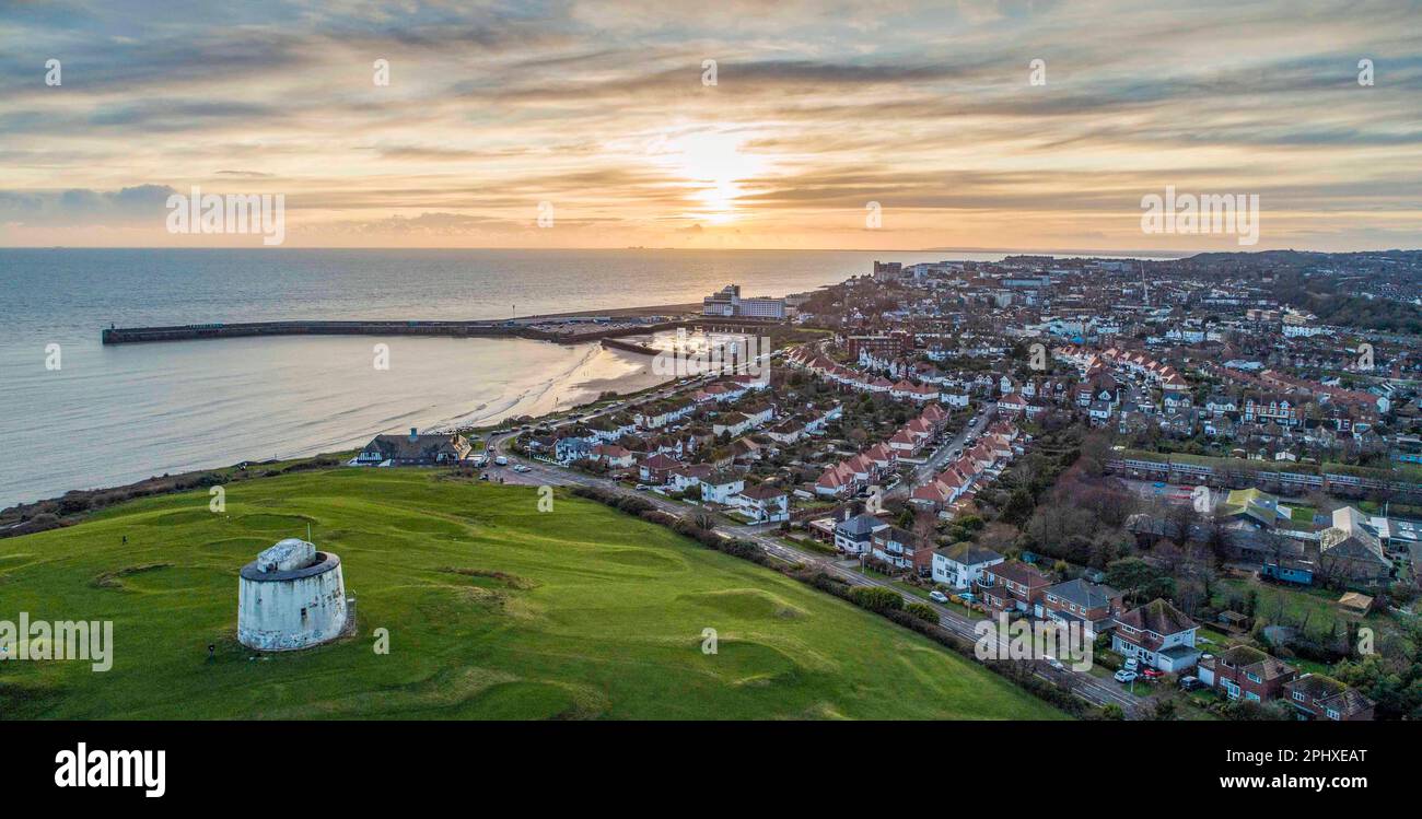 Tour Martello de Folkestone et East Cliff depuis les airs, avec Harbour Arm au loin. Banque D'Images