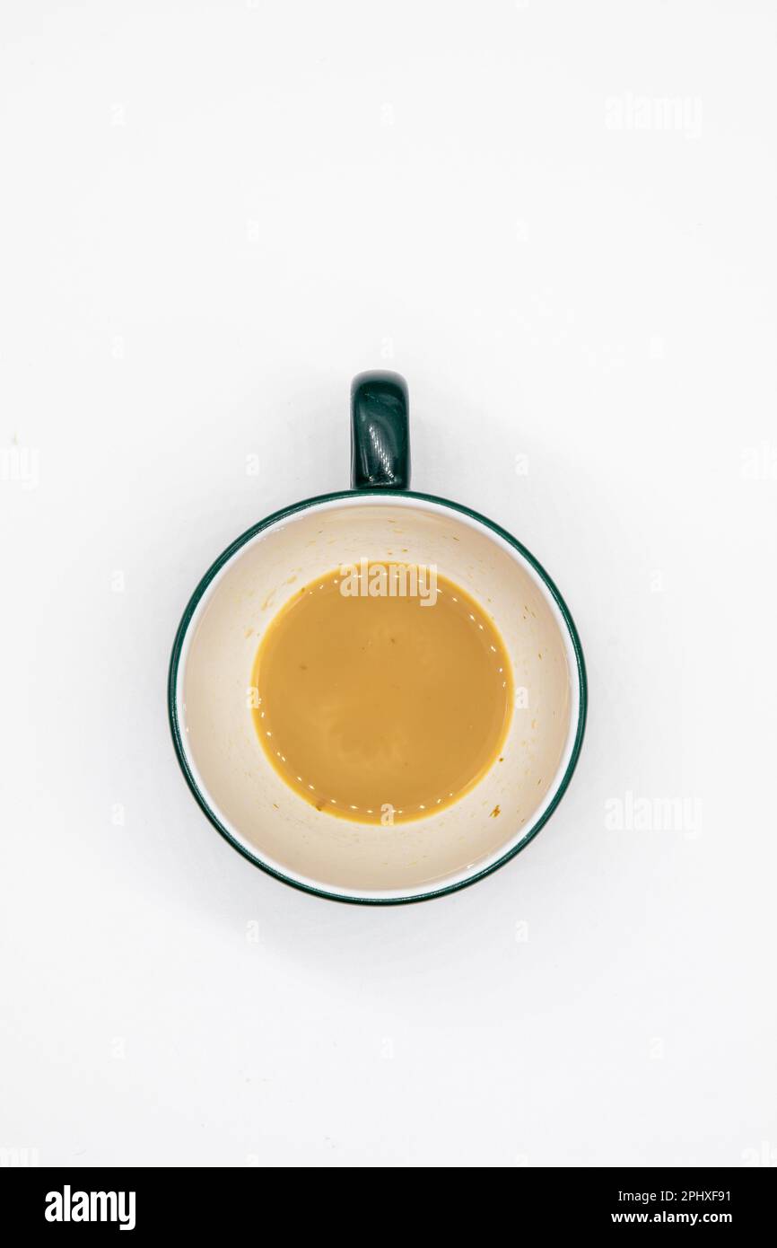 photo conceptuelle d'une tasse de café sur fond blanc, vue de dessus Banque D'Images