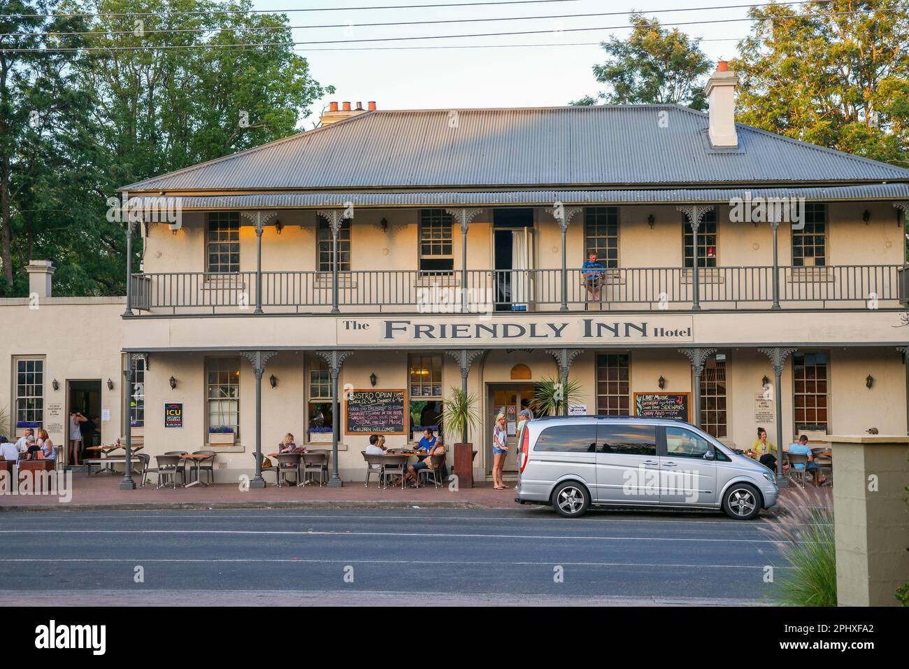 Kangaroo Valley Australie - Auberge historique conviviale de l'autre côté de la rue, à la lumière du soir, avec des clients qui apprécient l'hospitalité en face Banque D'Images