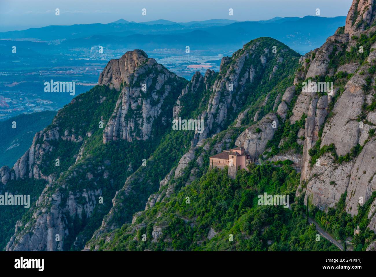 Lever de soleil sur l'église Santa Cova de Montserrat en Espagne. Banque D'Images