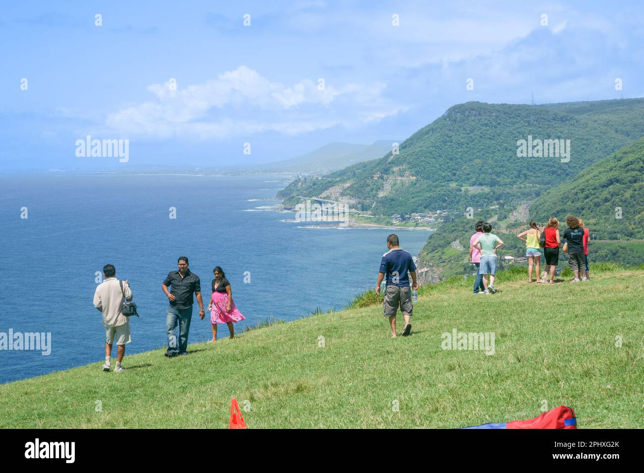 Nouvelle-Galles du Sud Australie 21 janvier 2011 ; les touristes s'arrêtent pour admirer le panorama de Seacliff surplombant la côte de Nouvelle-Galles du Sud et le cantilever éloigné Banque D'Images