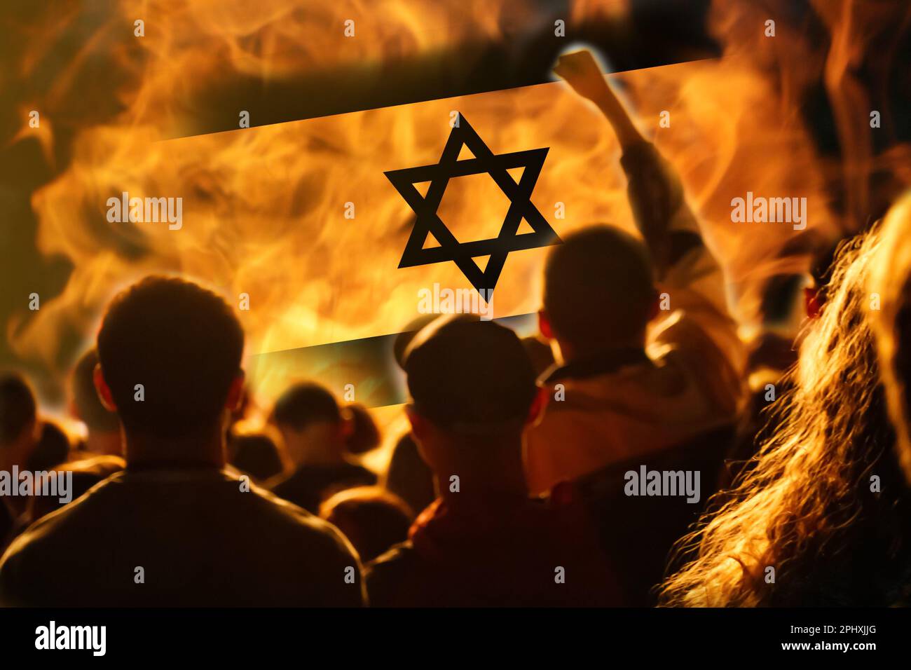 Manifestations Israël tel Aviv. Drapeau d'Israël. Manifestation en Israël 2023. Lever la main. Ministre de la Défense. Feu, flamme, révolution. Hors foyer. Banque D'Images