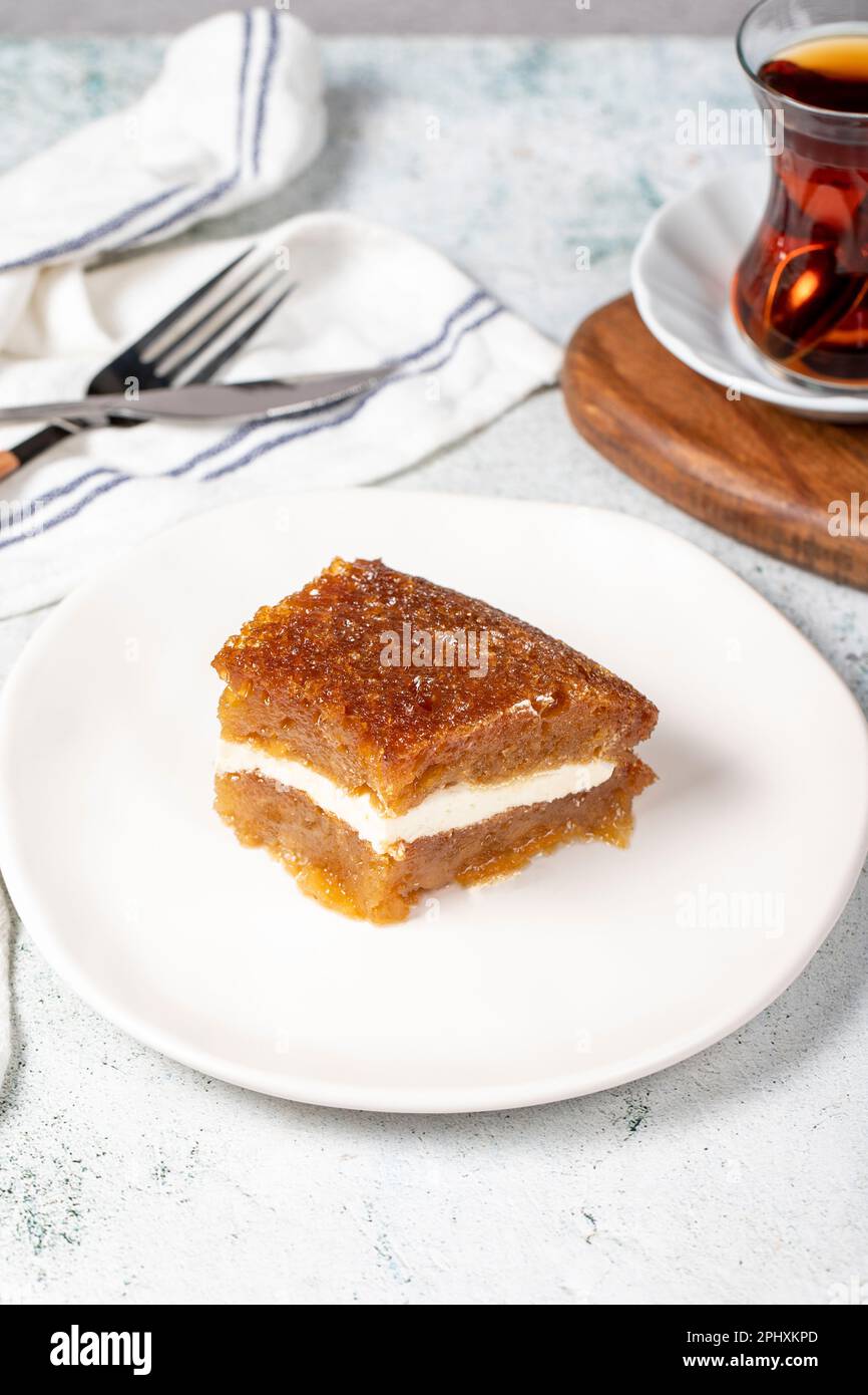 Pain kadayif à la crème. Pain kadayif farci de crème au milieu. Spécialités turques traditionnelles. gros plan. Nom local ekmek kadayifi Banque D'Images
