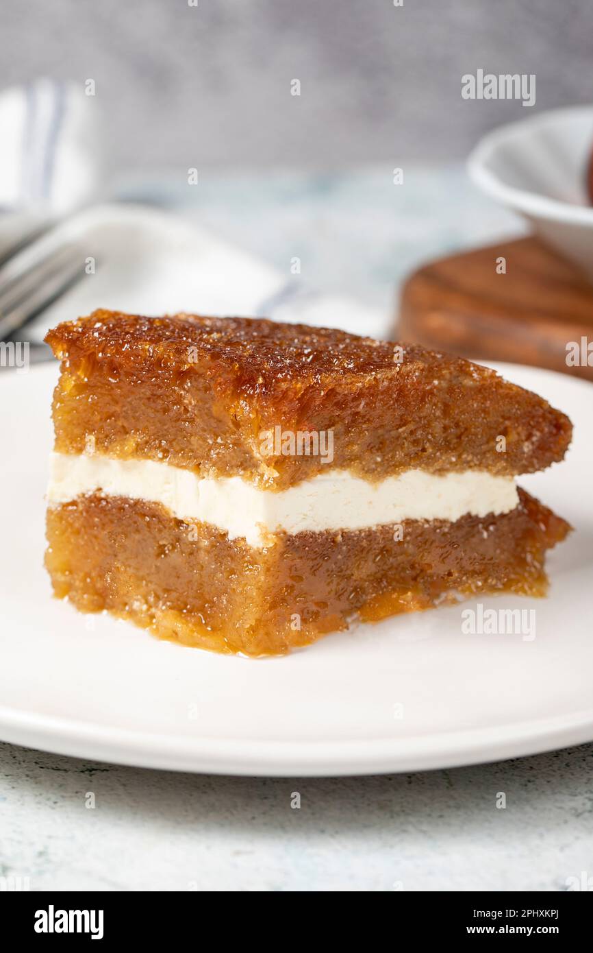 Pain kadayif à la crème. Pain kadayif farci de crème au milieu. Spécialités turques traditionnelles. gros plan. Nom local ekmek kadayifi Banque D'Images