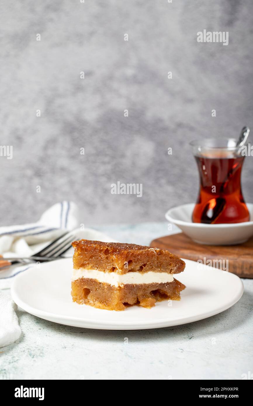 Pain kadayif à la crème. Pain kadayif farci de crème au milieu. Spécialités turques traditionnelles. gros plan. Nom local ekmek kadayifi Banque D'Images