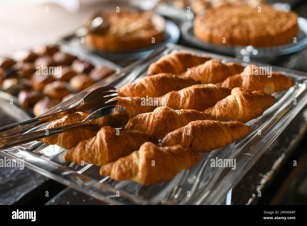 Un grand angle de croissants fraîchement cuits placés sur le plateau sous forme de buffet pour le petit déjeuner Banque D'Images