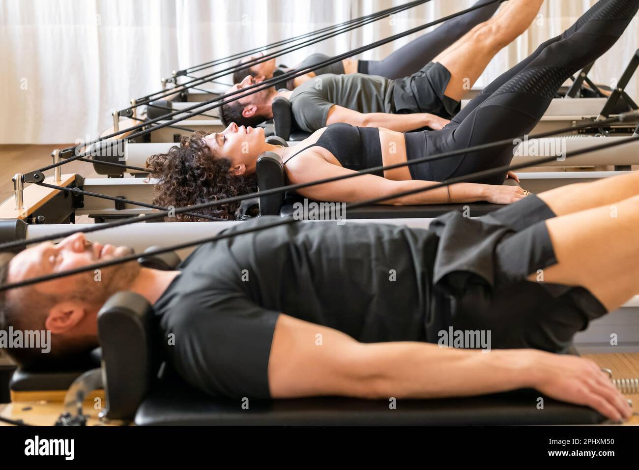 Vue laterale depuis le dessus de la coupe hommes et femmes dans les vetements de sport faisant le cercle de hanche pilates exercice dans le club de sport Photo Stock Alamy