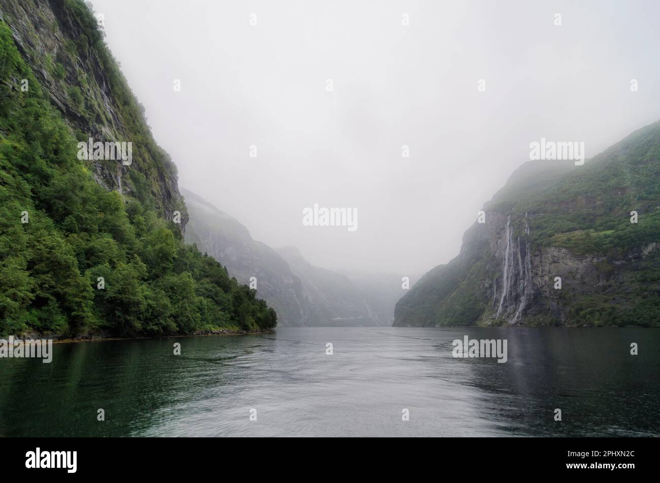 Cascade de sept sœurs en Norvège tombant sur le fjord de Geiranger Banque D'Images