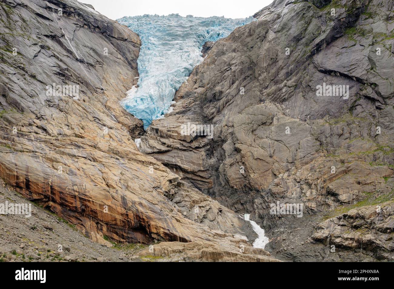 Cascade de glace dans un glacier en Norvège avec montagnes Rocheuses un lac de la glace fondue Banque D'Images