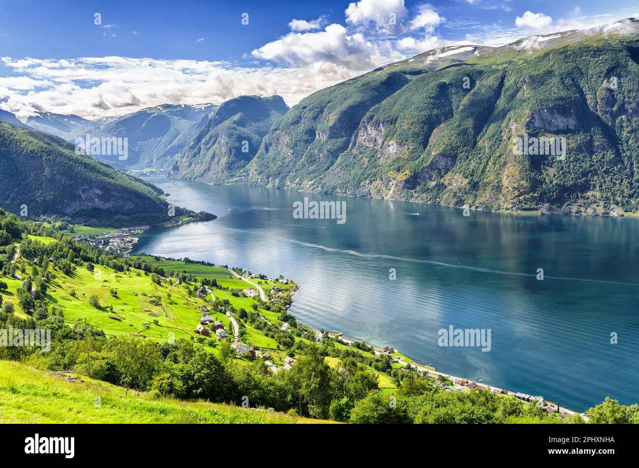 Village de Norvège connu sous le nom d'Aurdal, à côté du plus grand fiord, le fiord des rêves ou Sognefiord avec de hautes montagnes sur la rive du fiord Banque D'Images