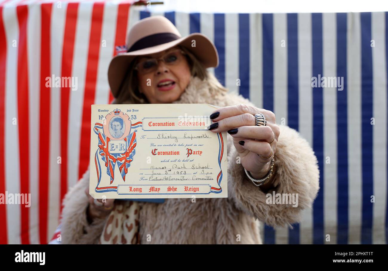 Shirley Heim, avec son billet original pour le couronnement de la rue pour le couronnement de la reine Elizabeth II en 1953, avant une visite du roi Charles III et de la reine Consort au marché de Wittenbergplatz, à Berlin, dans le cadre de leur visite d'État en Allemagne. Date de la photo: Jeudi 30 mars 2023. Banque D'Images