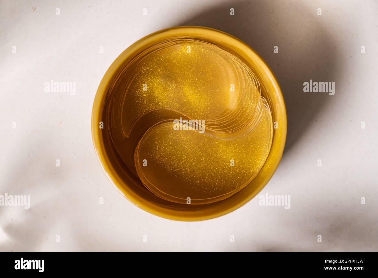 Pièces de retouche hydratantes dorées dans un emballage.vue du dessus. Banque D'Images