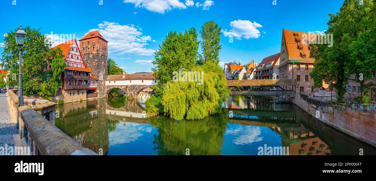 Vieille ville historique avec vue sur le bâtiment Weinstadel, le château d'eau, le pont Hencurbrücke et la tour Henkerturm à Nuremberg, en Allemagne. Banque D'Images